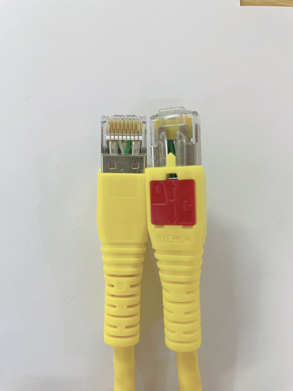 Cáp mạng đúc sẳn Siemon CAT 6 1M màu vàng